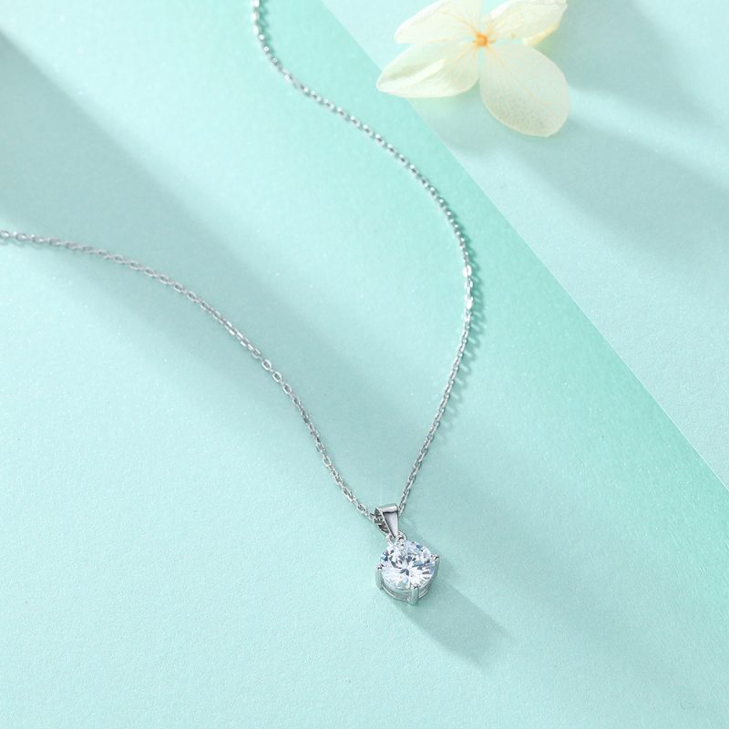 New European and American necklace women's fashion S925 sterling silver necklace simple zircon pendant micro-inlaid classic four-claw necklace