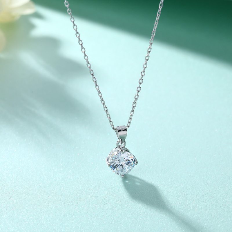 New European and American necklace women's fashion S925 sterling silver necklace simple zircon pendant micro-inlaid classic four-claw necklace