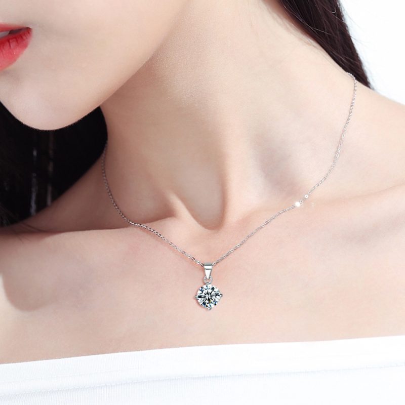New European and American necklace women's fashion S925 sterling silver necklace simple zircon pendant micro-inlaid classic four-claw necklace
