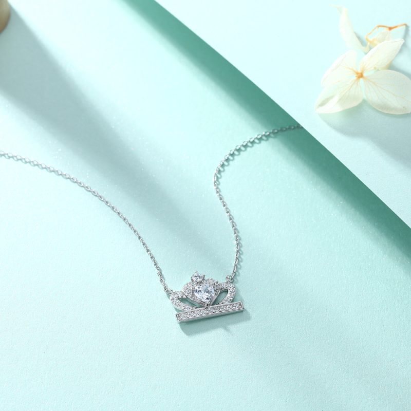 The new ins style crown necklace female all-match light luxury clavicle chain simple niche heart-shaped zircon pendant silver necklace