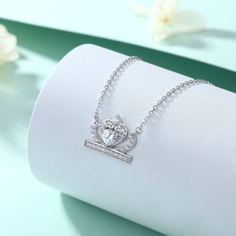 The new ins style crown necklace female all-match light luxury clavicle chain simple niche heart-shaped zircon pendant silver necklace