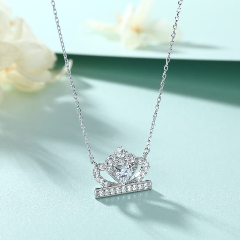 The new ins style crown necklace female all-match light luxury clavicle chain simple niche heart-shaped zircon pendant silver necklace
