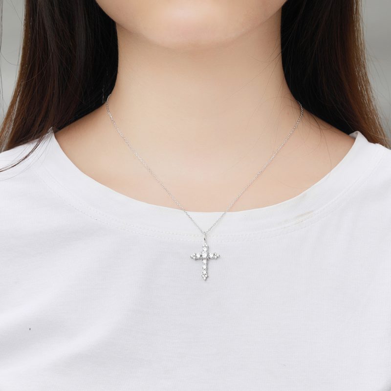 New cross necklace female fashion S925 sterling silver necklace collarbone chain micro-inlaid zircon necklace niche design sense
